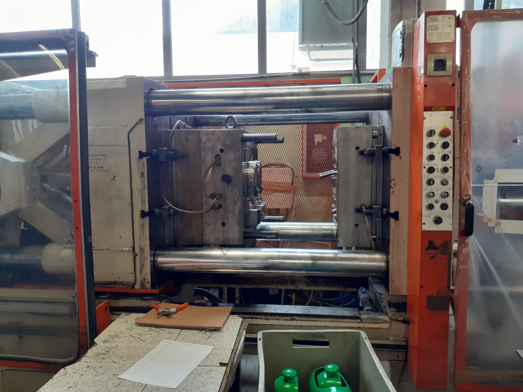 PRESSA 450 TON STAMPA 2,5 KG DI MATERIALE